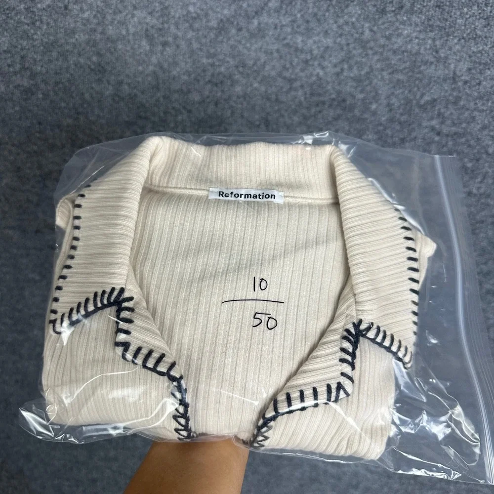 Reformation Nolen knit Ribbed Top Medium Beige Excellent Blanket Stitch V-Neck